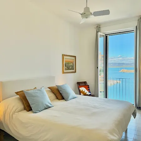 Elegant Harbour View Apartment *